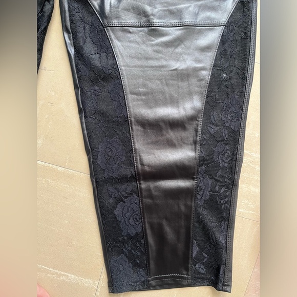 🦃🦃 NWT Faux Leather Leggings with Lace detail on sides. queen! ⭐️🎉 - Picture 4 of 5
